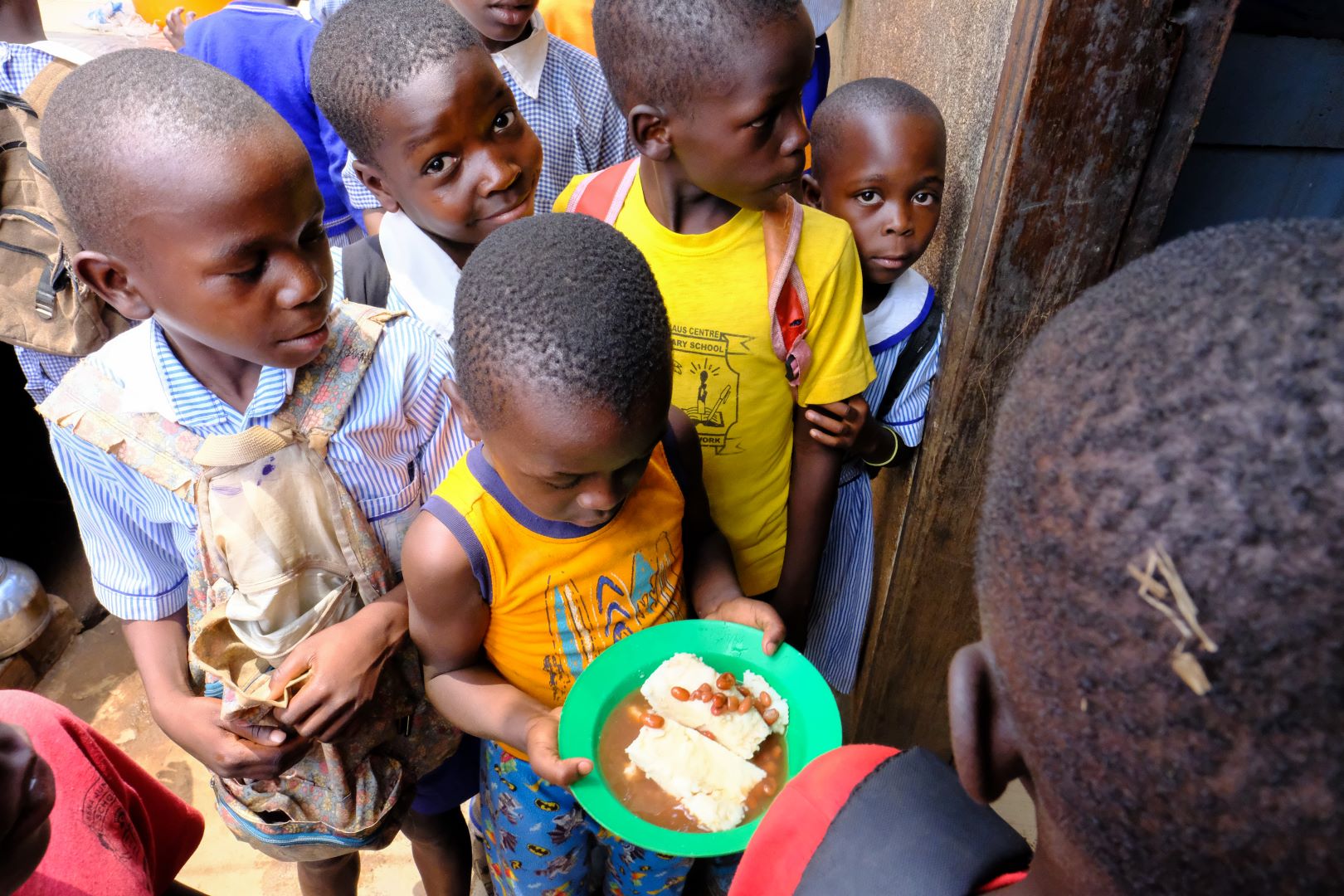 Kinder erhalten bei der Emmaus Schule in Uganda ihr Essen