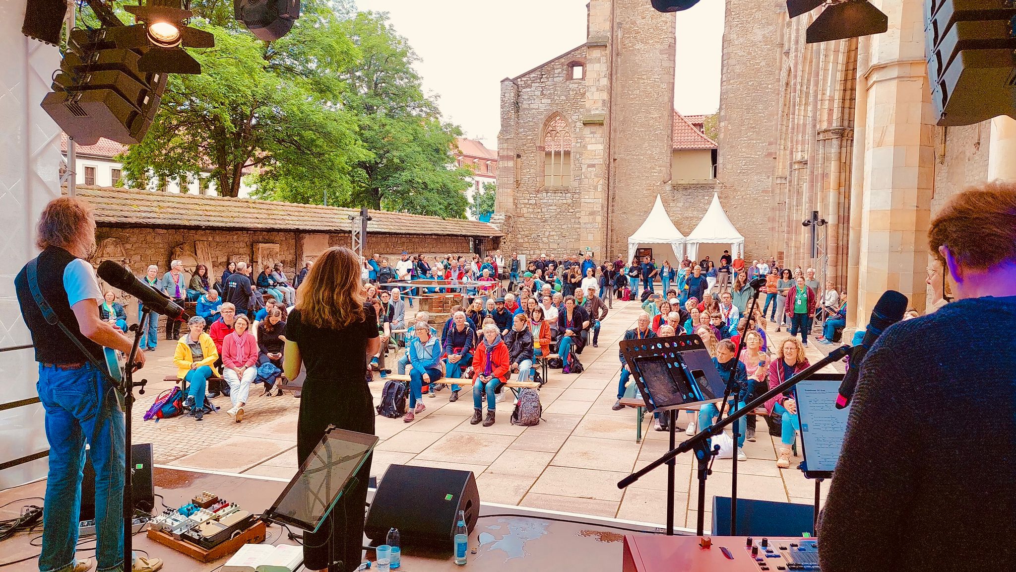 Die Band in der Ruine einer kirche in Erfurt.