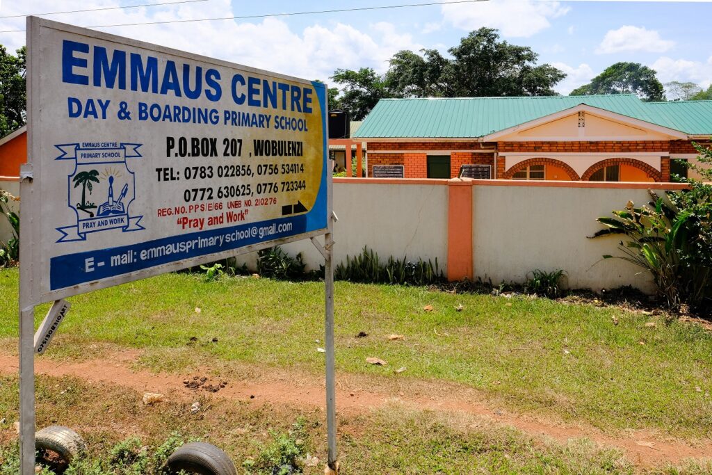 Das Gebäude des Emmaus-Centre in Uganda mit Schild.