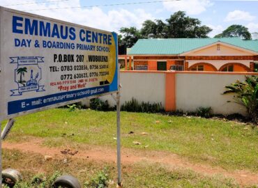 Das Gebäude des Emmaus-Centre in Uganda mit Schild.